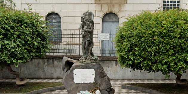 War memorial in Fiumefreddo di Sicilia
