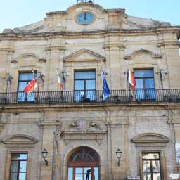 Palazzo di città a Piazza Garibaldi