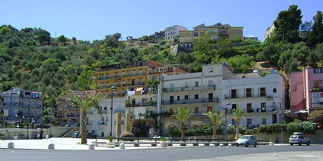 Piazza Caronesi nel Mondo a Caronia