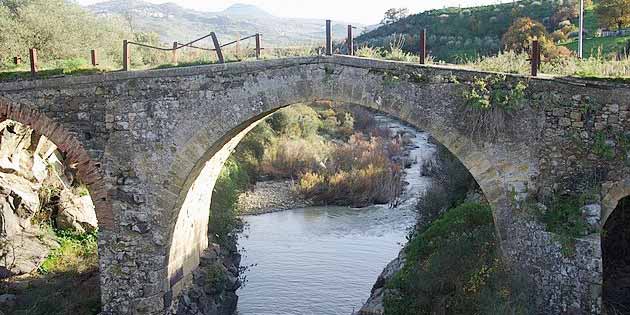 Ponte di Serravalle e le Forre Laviche