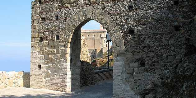 Porta della città di Savoca