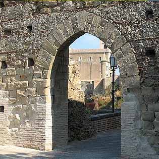 Porta della città di Savoca