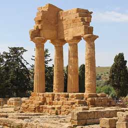 Tempio dei Dioscuri nella Valle dei Templi