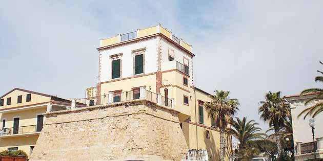 Cabrera Tower in Marina di Ragusa